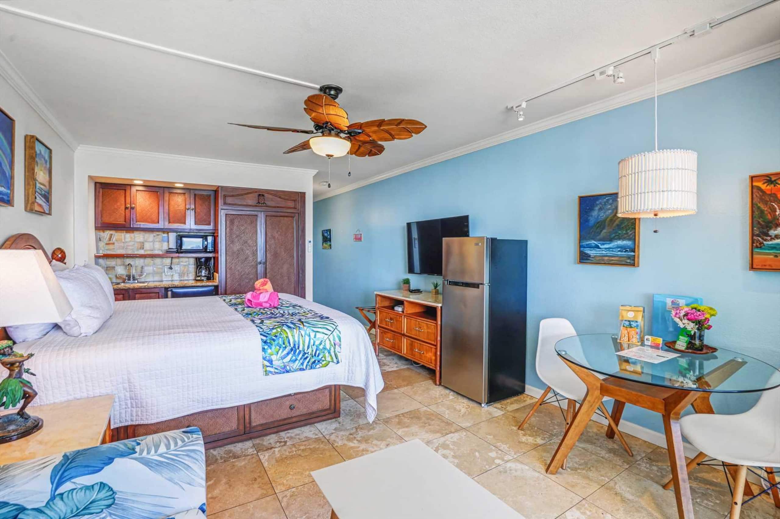 Oceanfront Ocean View Studio | King Bed | Split AC - Photo 5