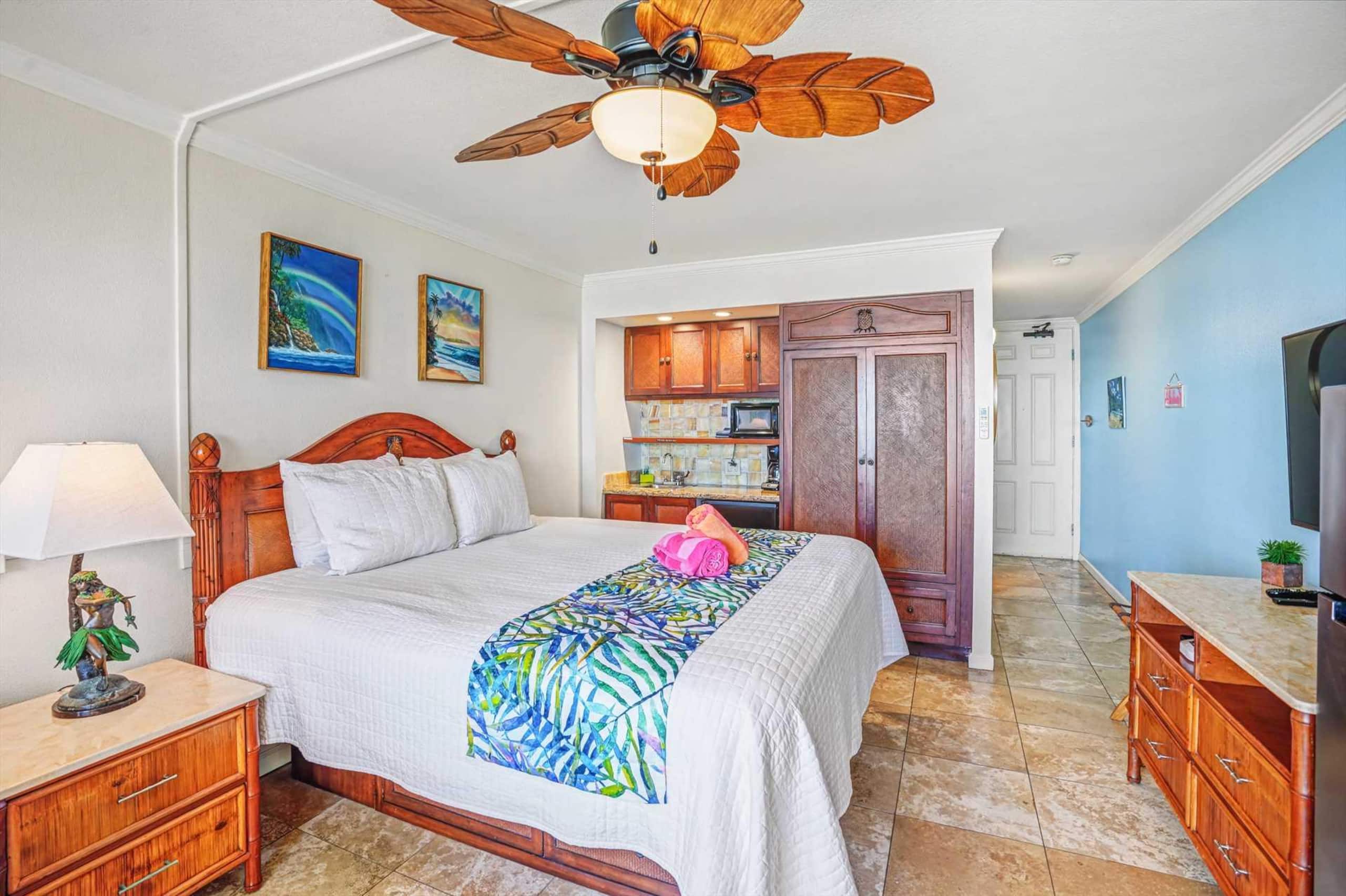 Oceanfront Ocean View Studio | King Bed | Split AC - Photo 11