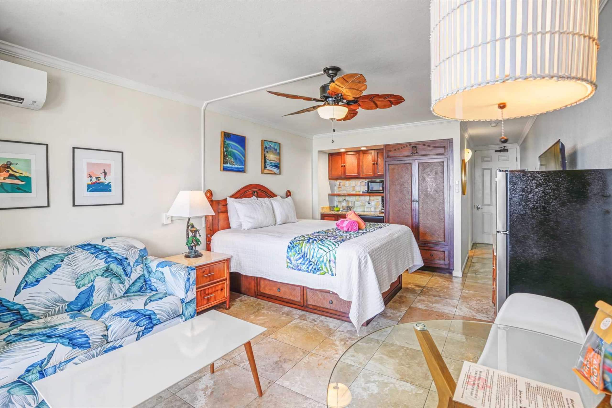 Oceanfront Ocean View Studio | King Bed | Split AC - Photo 8