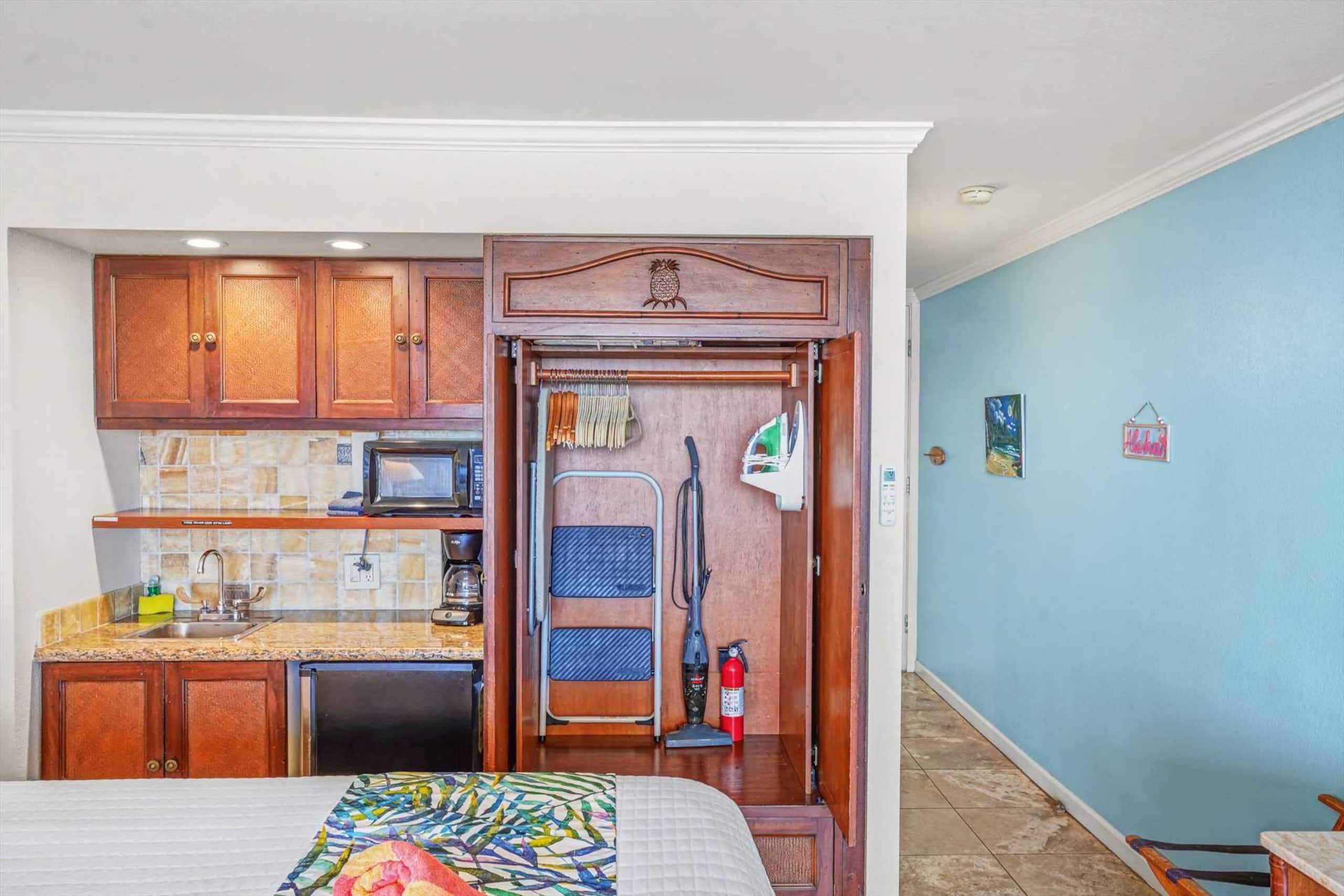 Oceanfront Ocean View Studio | King Bed | Split AC - Photo 14