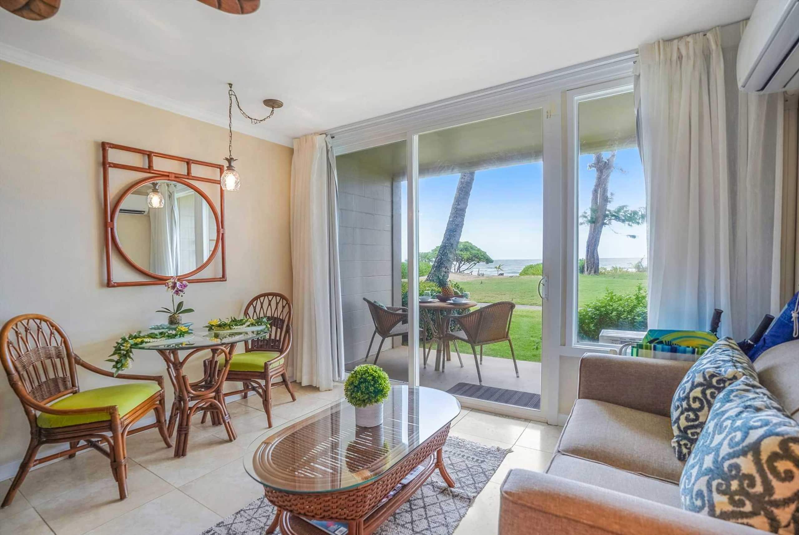 Oceanfront Ocean View Studio | King Bed | Split AC - Photo 8