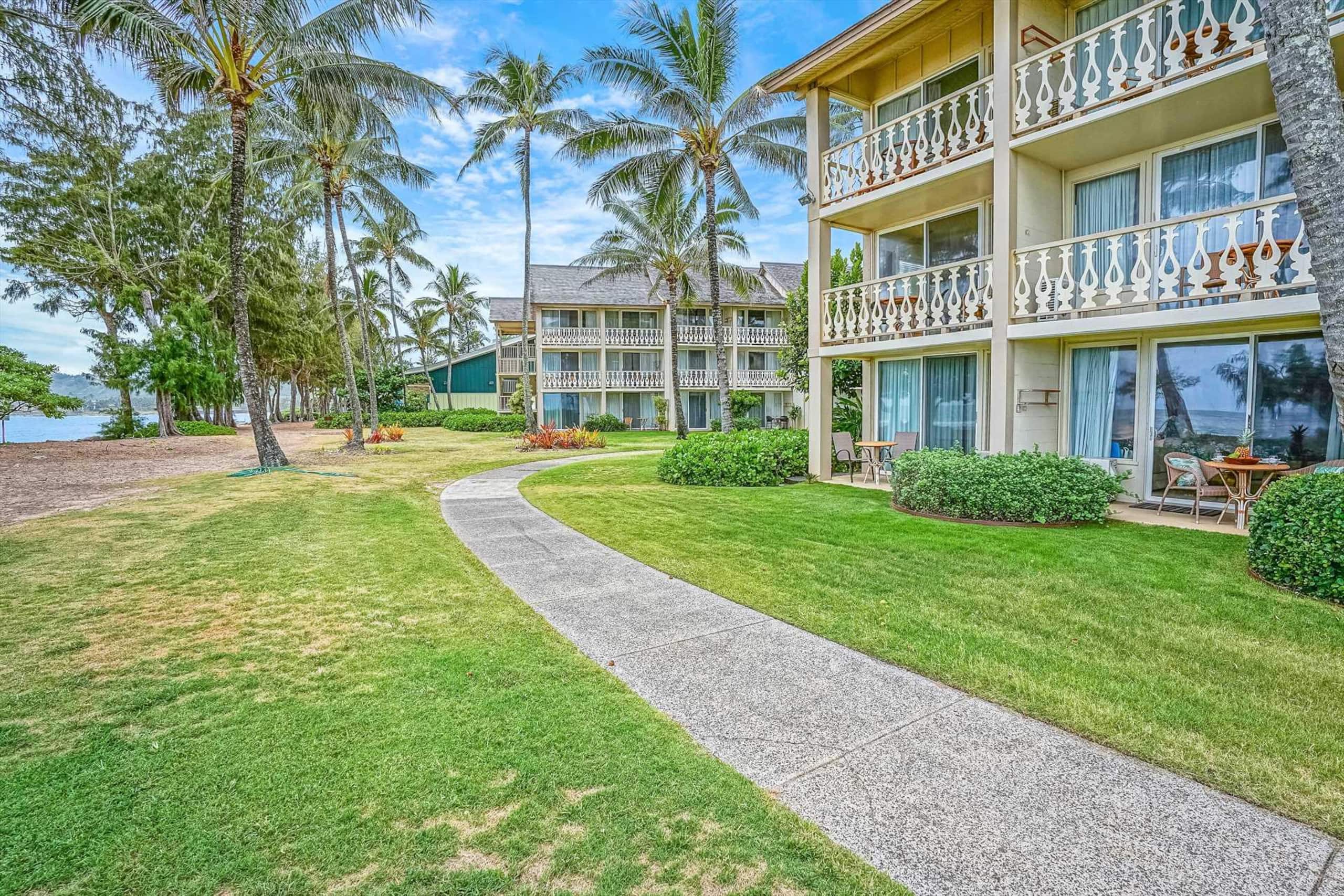 Oceanfront Ocean View Studio | King Bed | Split AC - Photo 17