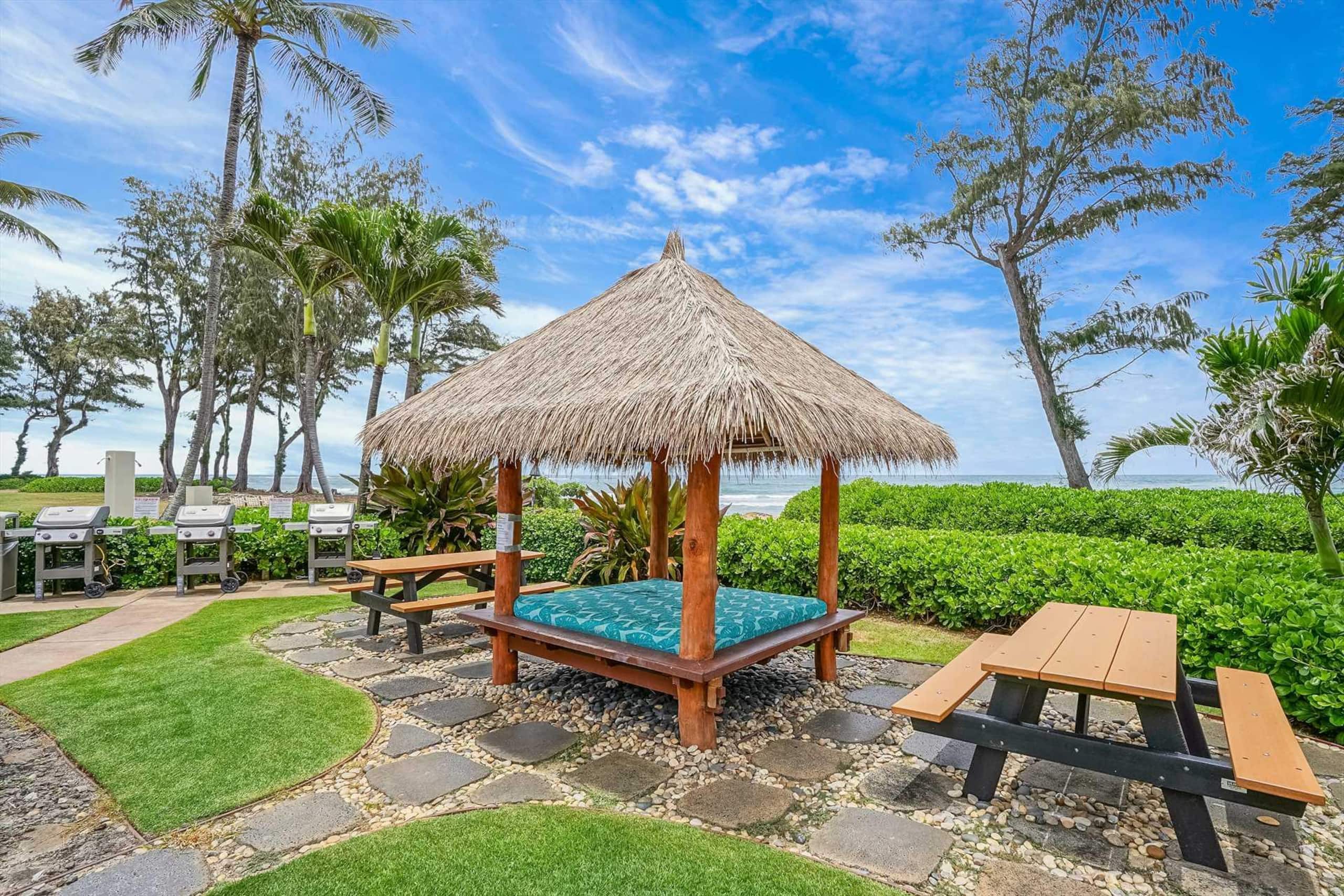 Oceanfront Ocean View Studio | King Bed | Split AC - Photo 23