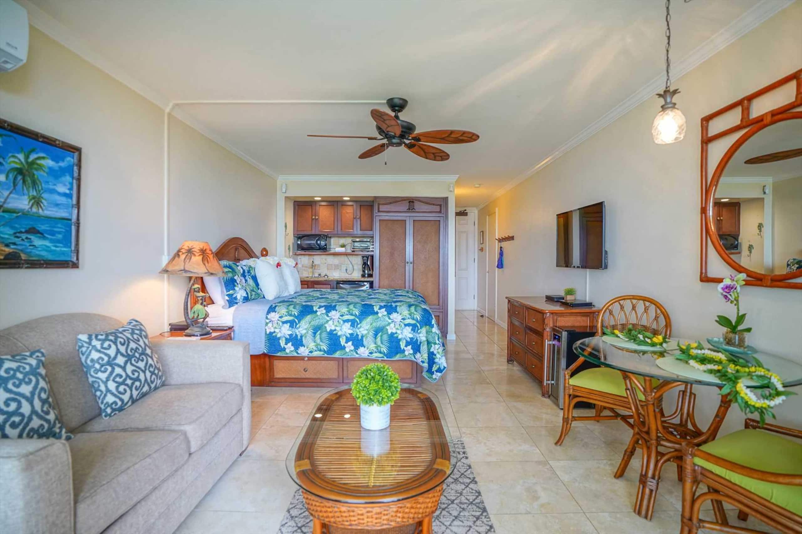 Oceanfront Ocean View Studio | King Bed | Split AC - Photo 6