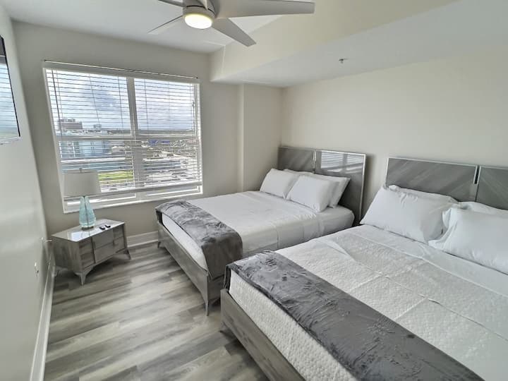 Სტუმრების საძინებელი ორი საწოლითა და ტელევიზორით