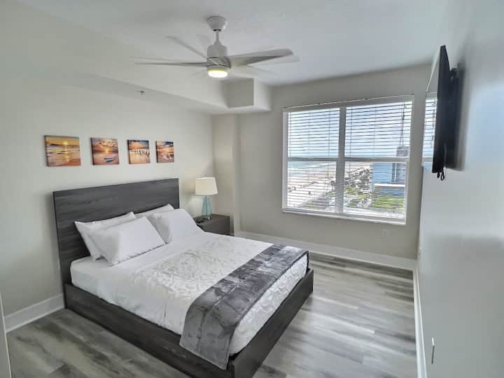 Სასტუმრო საძინებელი საწოლით და სმარტ ტელევიზორით