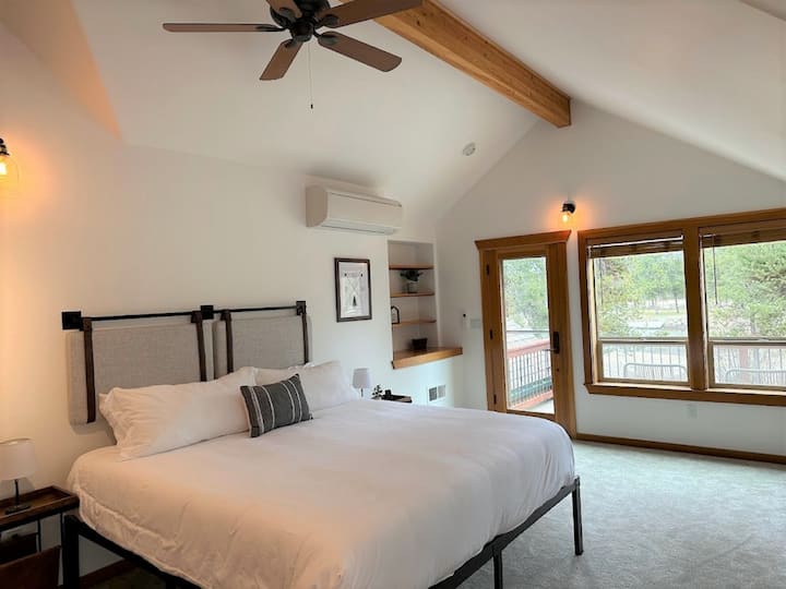 キングサイズベッドとバルコニー付きの2階のお部屋