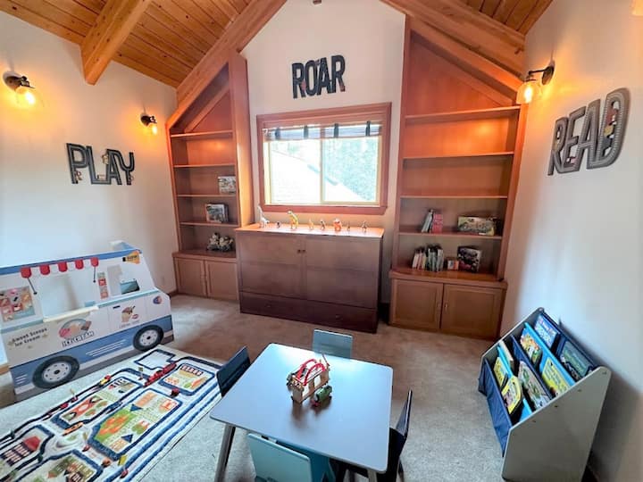 ロフトエリアのキッズルームからは、下のリビングルームが見渡せます。  オットマン2台を引き出すとシングルサイズのベッド2台になります。