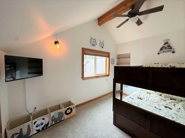 2階のキッズバンクベッドルームは、キングサイズベッドとバルコニー付きのお部屋の隣にあります。  このキッズルームには、ダブルオーバーダブルバンクベッドとツイントランドルベッドがあります。