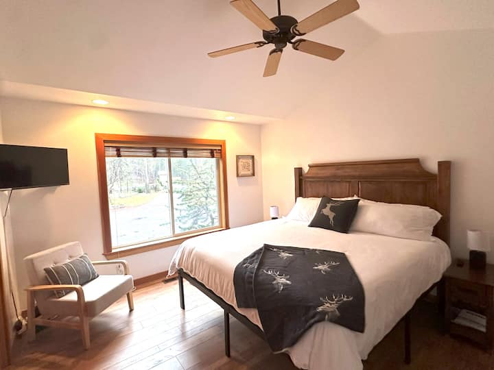 メインフロアにある2つ目のメインスイートには、エンスイートバスルームがあります。