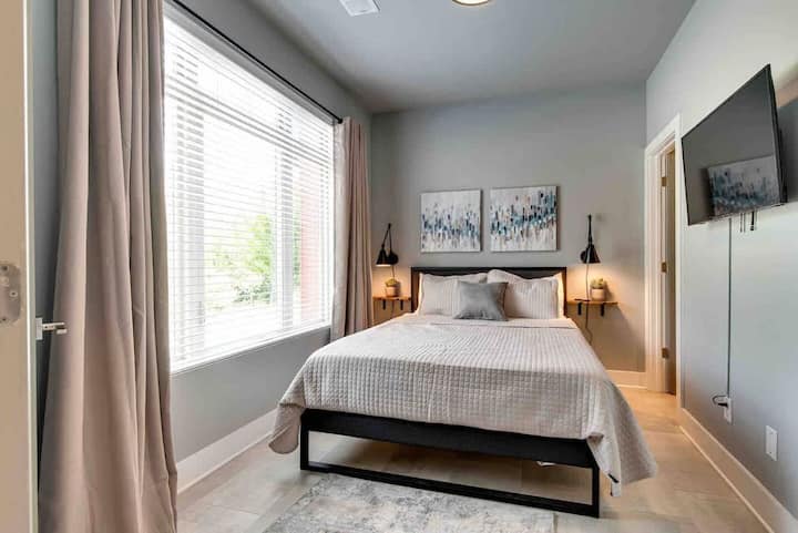 Chumba cha kulala 1 - 1 Kitanda kamili kilicho na bafu kamili la kujitegemea. Changamkia baadhi ya sinema kitandani!