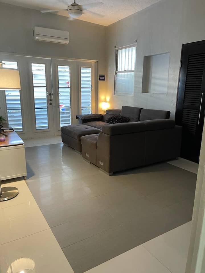 غرفة 2 مع سرير أريكة وإمكانية الدخول إلى حمام سباحة الجناح 1