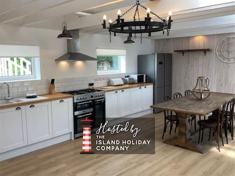 The Gate- Seafront Apt, Hot Tub Freshwater Bay