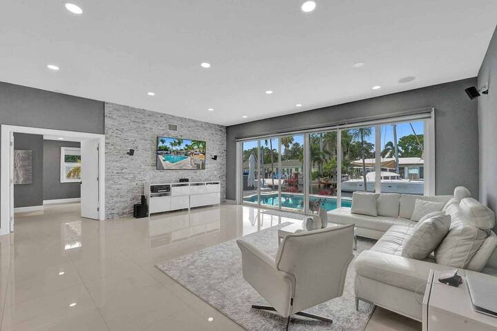 Modern – Heated pool – intercostal views gallery image 4