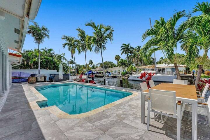 Modern – Heated pool – intercostal views gallery image 3