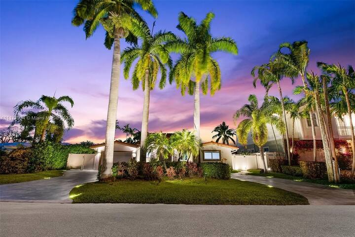 Modern – Heated pool – intercostal views gallery image 2