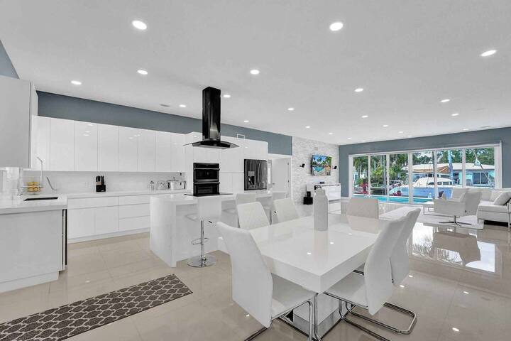 Modern – Heated pool – intercostal views gallery image 5