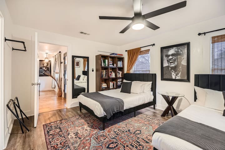 Dormitorio sereno con colores tranquilos y muebles cuidadosamente elegidos.