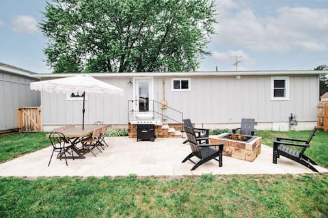 MJ: King bed: Firepit patio fenced: pet friendly