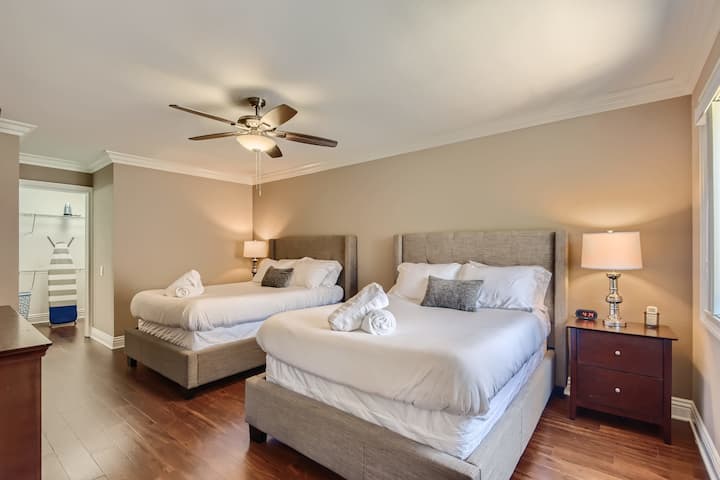 ห้องนอน 1 มีเตียงควีนไซส์ 2 เตียง HDTV พร้อมเครือข่ายสตรีมมิ่งและช่องเคเบิลจากทีวี Youtube สถานีชาร์จ USB ตู้เสื้อผ้าแบบวอล์กอินขนาดใหญ่และอื่นๆ