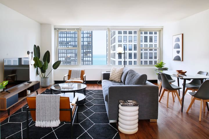 Penthouse Corner 3BR in Streeterville | Roof Deck