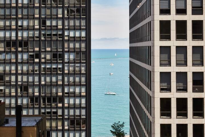 Penthouse Corner 3BR in Streeterville | Roof Deck gallery image 2