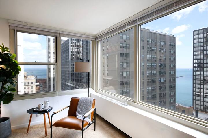 Penthouse Corner 3BR in Streeterville | Roof Deck gallery image 5