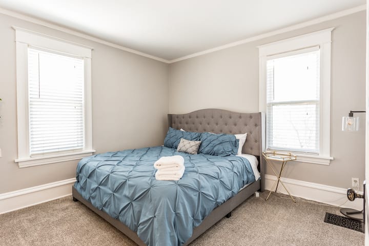 Просторна спалня с луксозно спално бельо за максимален комфорт.