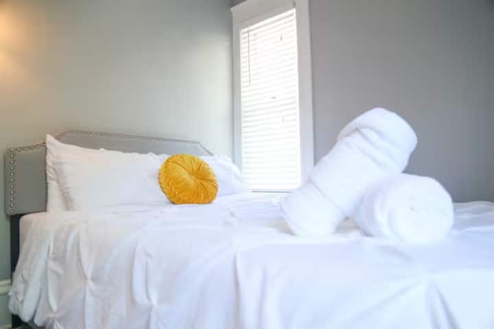 Светла и уютна спалня с цвят на кожата.