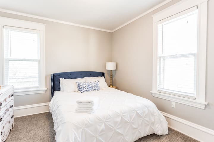 Уютна спалня с плюшено спално бельо за спокоен нощен сън.