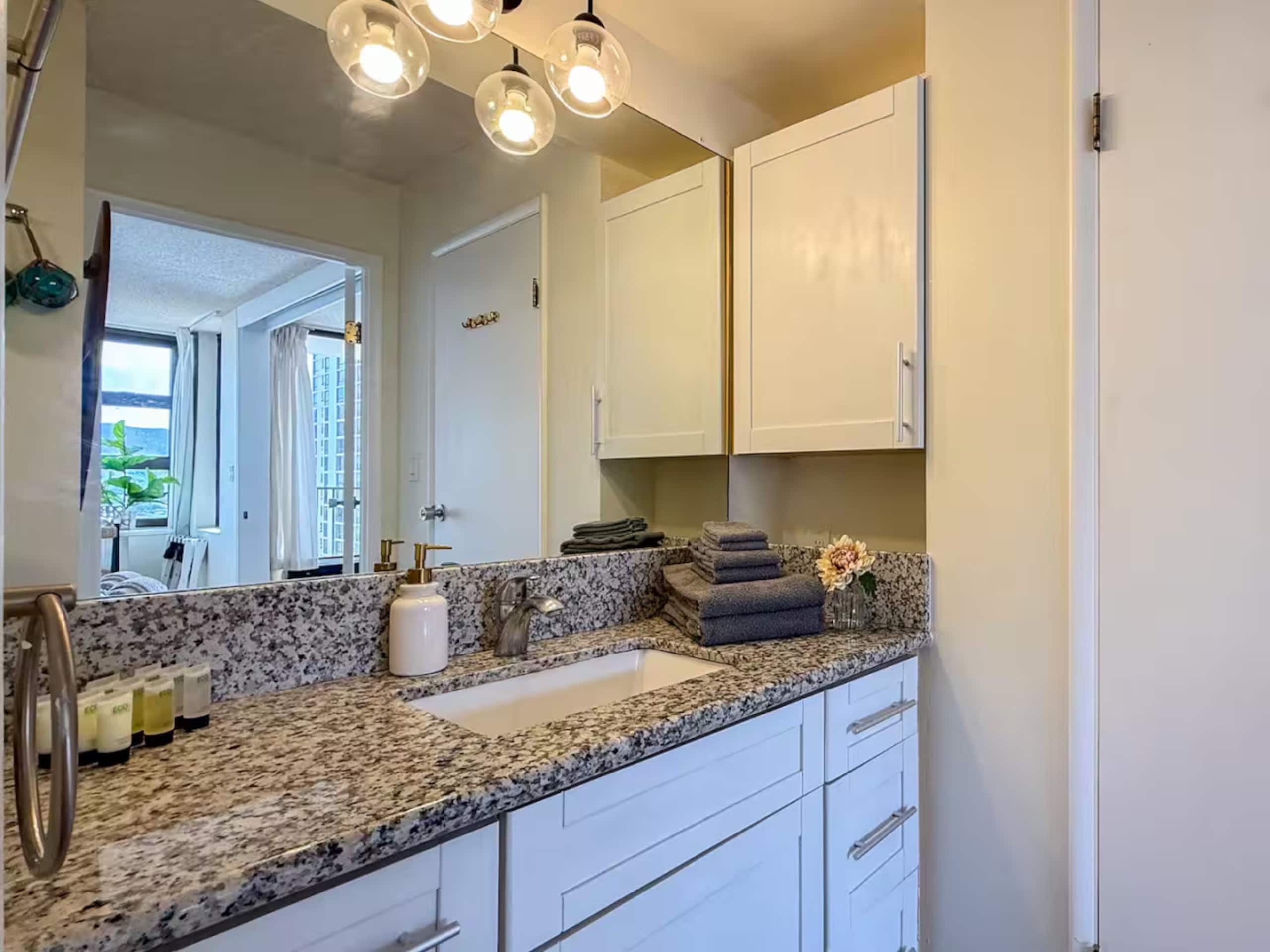 Condo in Honolulu · ★4.86 · 1 bedroom · 2 beds · 1 bath - Image 17