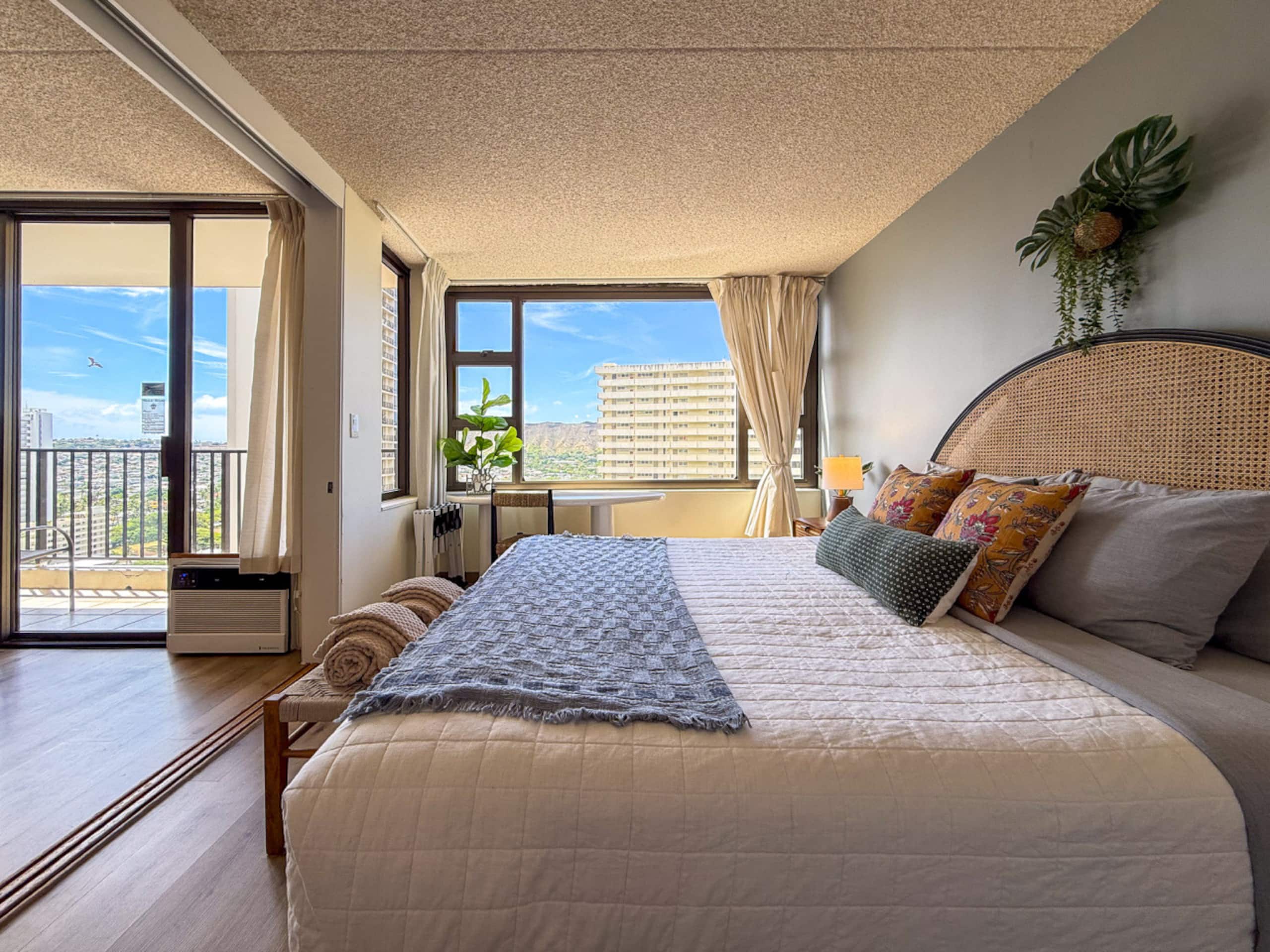 Condo in Honolulu · ★4.86 · 1 bedroom · 2 beds · 1 bath - Image 8