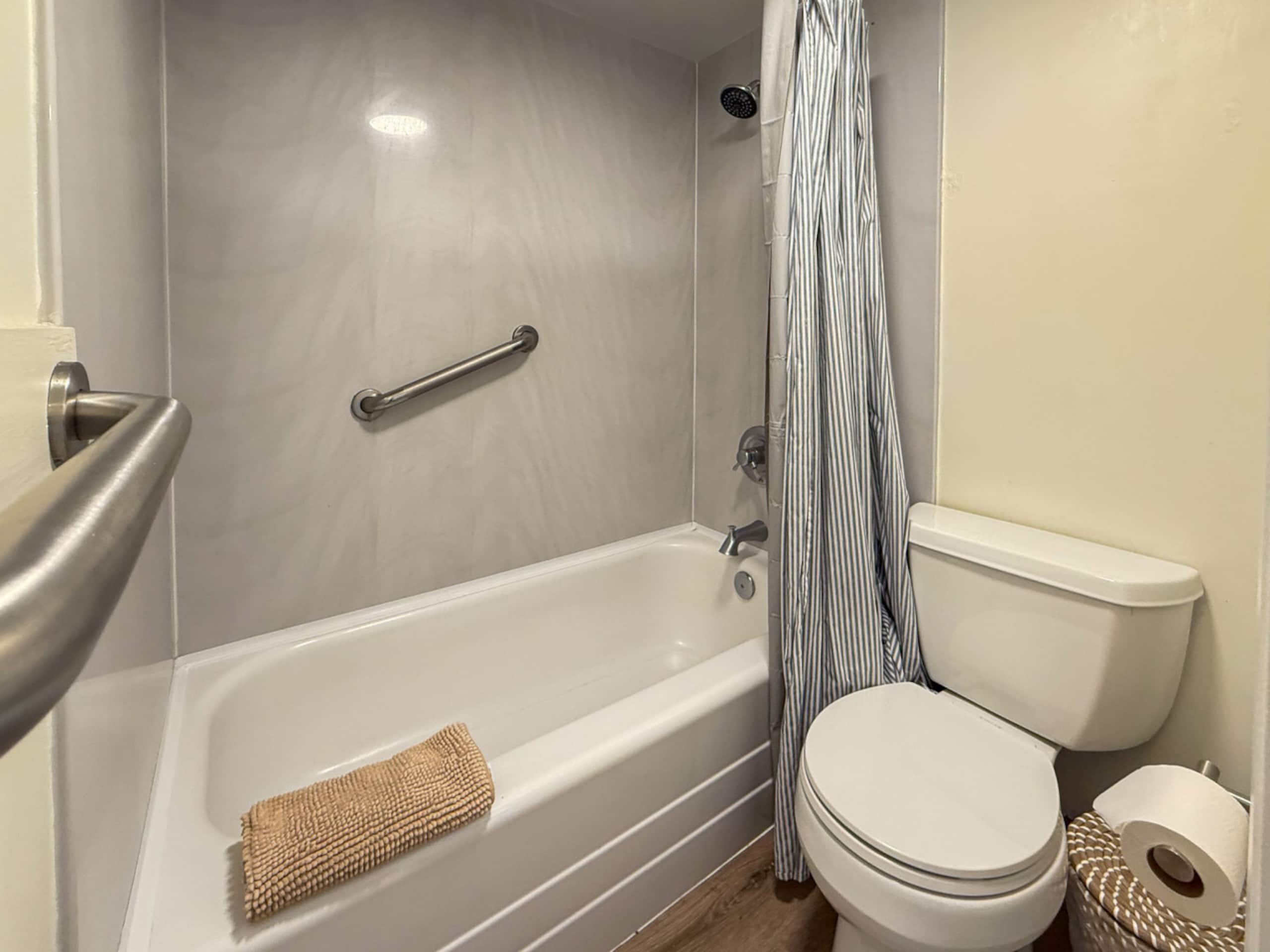 Condo in Honolulu · ★4.86 · 1 bedroom · 2 beds · 1 bath - Image 18