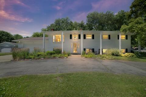 Bay City Retreat:Year-Round Retreat by Saginaw Bay