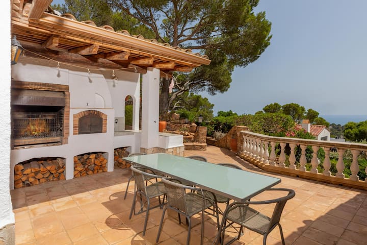 villa jerome – villa with a shared swimming pool –