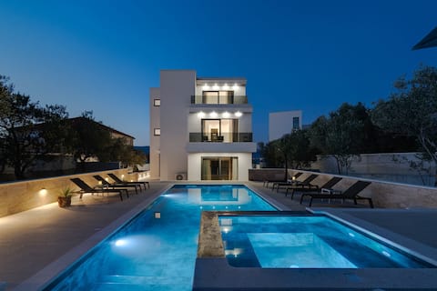 Villa Lady Maris with heated pool,70m from beach
