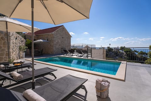 Top performing Airbnb: Seaview Villa King with pool 3km from sea in Borak