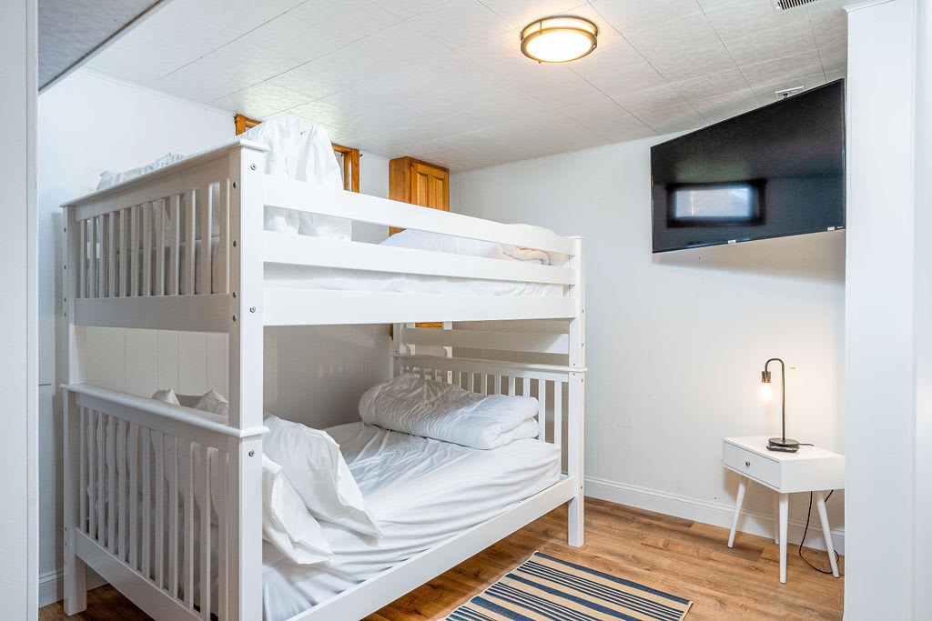 Dormitorio completo en la planta baja, ¡perfecto para los más pequeños!$