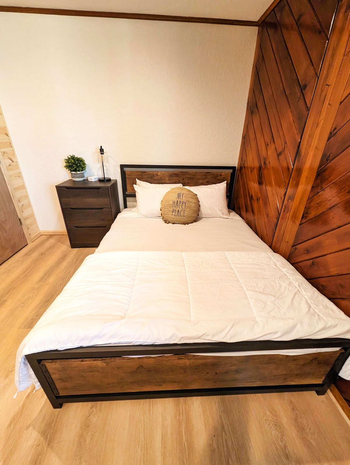 Cama tamaño queen en la planta baja