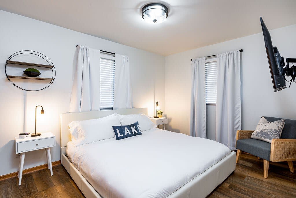 Cada dormitorio está completo con ropa de cama de lujo y todas las comodidades de una escapada relajante.