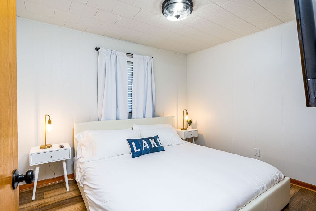 Uno de los tres dormitorios tamaño king en el nivel principal.