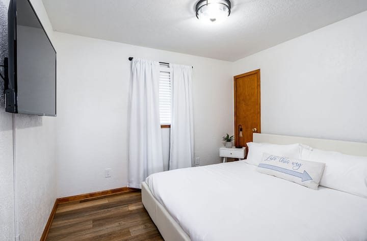 И трите суперголеми спални имат 50 в смарттелевизор с достъп до всички услуги за стрийминг