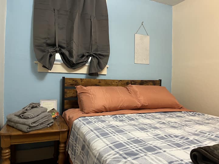 Zažite pohodlie v našich dvoch intímnych spálňach, z ktorých každá má manželskú posteľ. Vychutnajte si súkromie a relaxáciu pre pokojný spánok, štýlovú komodu a inteligentnú televíziu, aby ste si po dni mohli oddýchnuť. 