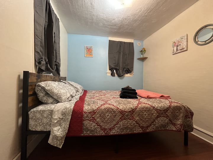 Zažite pohodlie v našich dvoch intímnych spálňach, z ktorých každá má manželskú posteľ. Vychutnajte si súkromie a relaxáciu pre pokojný spánok, štýlovú komodu a inteligentnú televíziu, aby ste si po dni mohli oddýchnuť. 