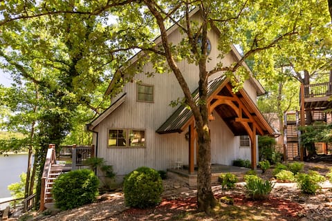 Luxury Craftsman 6BR Lake House "On The Rocks"