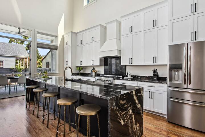 Gorgeous Grand Home | Heated Pool gallery image 4