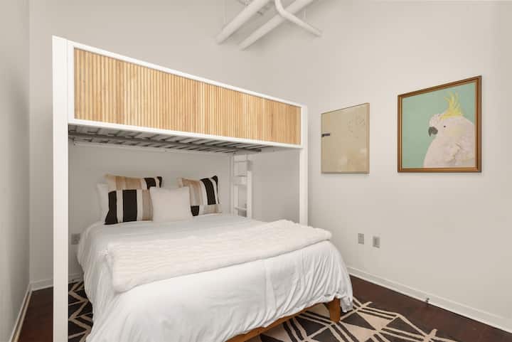 Სასტუმრო საძინებელი 152 × 203 სმ საწოლით და ორადგილიანი ლოფტით