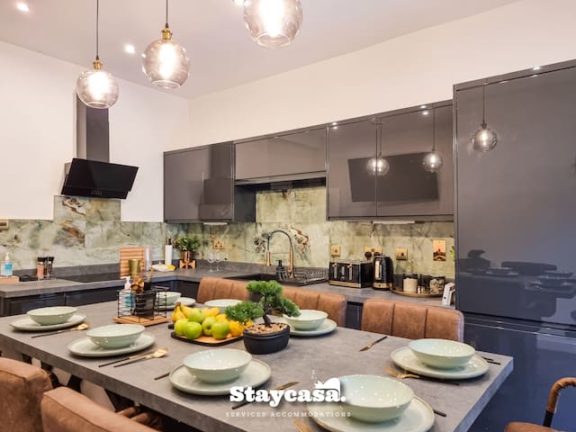 Spacious 5BR Home in Leafy Withington