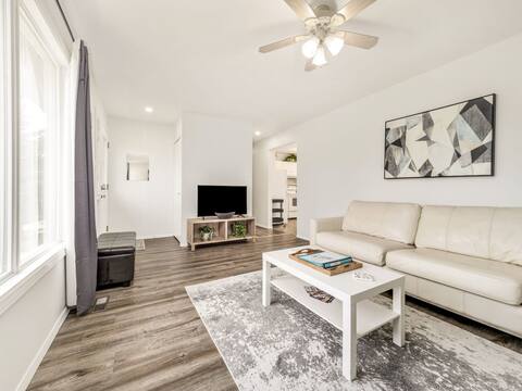Cheerful 3 Bedroom Main Floor Private Suite Near W