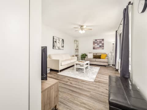 Cheerful 3 Bedroom Main Floor Private Suite Near W